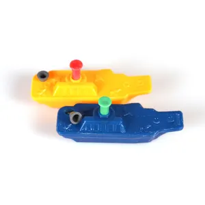 Ucuz fiyat bebek sprey su küçük plastik oyuncak tekneler aperatif promosyon