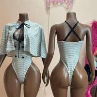 Ensemble deux pièces formel pour femme : Blazer cape vintage à carreaux et body moulant à coupe haute