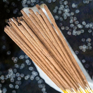 Brûleur d'encens miniature pratique en bois d'ébène pour l'aromathérapie d'intérieur, encens en bâtonnets de bois d'agar parfumé au gingembre pour usage religieux - Product Image 3