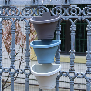 Jardinière murale suspendue en plastique avec crochet métallique pour balcon, clôture, usage intérieur et extérieur - Product Image 2