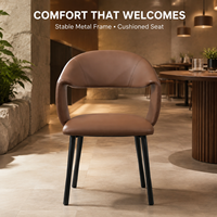 Chaise de salle à manger en cuir cognac avec dossier enveloppant, découpe rectangulaire, coutures verticales, pieds noirs effilés