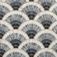 Mosaïque de verre sectorielle irisée de luxe, carreaux de vitrail festonnés en forme d'éventail sur mesure pour la décoration de fond de bar, club, hôtel, hall d'entrée