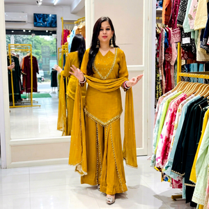 ชุดคุर्ตาปาลาซโซ่สีเหลืองสำหรับผู้หญิงรุ่นล่าสุด งานปักเลื่อม ตกแต่งอย่างสวยงาม ผ้าเครปไหมเย็บสำเร็จ ชุดอินเดียสมัยใหม่สำหรับงานเทศกาล - Product Image 1