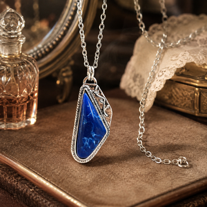 Collana con Ciondolo a Forma di Ramo d'Albero Triangolare per Donne, Design Ispirato alla Natura, Collana per Uso Quotidiano - Product Image 1