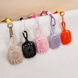 فرشاة شعر محمولة جديدة لعام 2025 بتصميم مجوف للتدليك، مقاومة للحرارة، فرشاة شعر صغيرة الحجم كسلسلة مفاتيح للترويج - Product Image 4