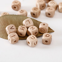 Dés sculptés au laser 20mm 50mm personnalisés en gros DIY bois couleur hêtre carré et Cube bois anglais 26 lettres lettre dés avec trous