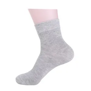 Großhandel einfarbige Lederschuhe Socken Baumwoll material Schweiß ableitende Socken billige Herren Kleider socken