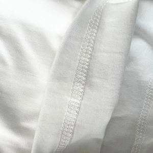 T-shirt <span class=keywords><strong>Bianca</strong></span> Personalizzabile con Logo, Produttore di T-shirt in Cotone Pesante con Stampa su Richiesta, Spalle Cadenti e Taglio Corto - Product Image 3