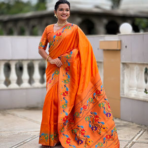 Saree de seda suave Paithani con diseño de pavo real tejido Zari por todas partes y borde de soporte tejido Meenakari y borlas adjuntas en Pall - Product Image 1