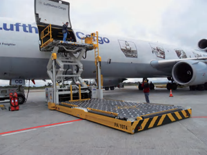 Camion de chargement/déchargement automatique de bagages d'aéroport à propulsion diesel avec tracteur de remorquage et convoyeur à rampe - Product Image 5