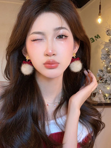 2025 nuovi <span class=keywords><strong>orecchini</strong></span> <span class=keywords><strong>pendenti</strong></span> con fiocco in peluche con Pom-Pom di natale da donna accessori placcato in oro di lusso di alta gamma - Product Image 6