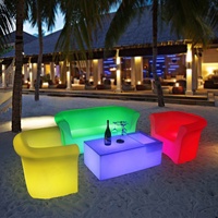 Ensembles de meubles de bar Conception de table de cocktail LED éclairée Meubles commerciaux PE modernes en plastique rechargeables Télécommande sans fil 10-12h
