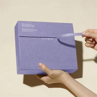 Boîte cosmétique rigide pliable violette avec revêtement UV, fermeture à ruban déchirable, emballage haut de gamme en papier kraft pour produits de beauté