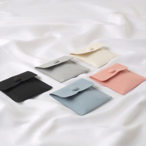 กระเป๋าใส่เครื่องประดับแบบกระดุมแป๊ก พร้อมโลโก้  กระเป๋าของขวัญกำมะหยี่ไมโครไฟเบอร์  แบบนูนลาย สำหรับใส่สร้อยคอ ต่างหู พร้อมแผ่น/การ์ดเสริม - Product Image 3