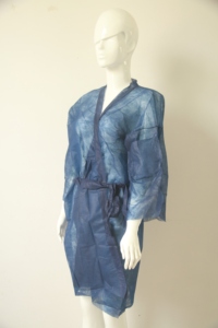 Fornitura di fabbrica monouso PP Non tessuto Kimono bagno PP materiale non tessuto kimono Kimono sanitario camice Kimono usa e getta - Product Image 6