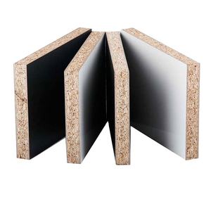 <span class=keywords><strong>Tablero</strong></span> de partículas <span class=keywords><strong>blanco</strong></span> de melamina resistente al agua 16mm-18mm superficie acabada número de modelo <span class=keywords><strong>OSB</strong></span> hecho madera Álamo arroz cáscara muebles uso - Product Image 4