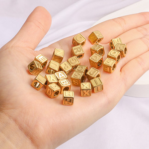 Xu Hướng Sản Phẩm 2026 New Arrivals Ban Đầu Bảng Chữ Cái Mặt Dây Chuyền Tự Làm Quyến Rũ Vòng Cổ Vòng Đeo Tay 18K Vàng Mini Vuông Hạt Thư Quyến Rũ - Product Image 4