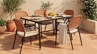 Chaise de salle à manger d'extérieur style nordique avec cadre en métal noir et dossier en rotin PE, avec coussin, pour patio et hôtel