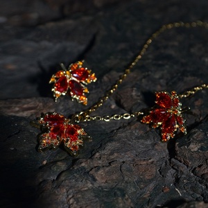 ชุดเครื่องประดับสแตนเลสสตีลชุบทอง 18K หรูหรา ประดับด้วยเพทายสีแดงและทับทิม ดีไซน์ใบเมเปิ้ลทันสมัย เหมาะสำหรับใส่ในชีวิตประจำวัน งานปาร์ตี้ หรือเป็นของขวัญ - Product Image 3