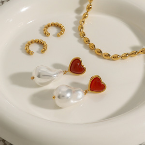 Boucles d'oreilles pendantes en forme de cœur Yueli, plaquées or, pour femmes, à porter au quotidien - Product Image 4