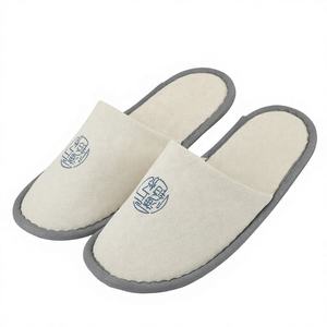 รองเท้าสลิปเปอร์โรงแรมแบบใช้แล้วทิ้ง ผ้ากำมะหยี่คอรัลยูรี คุณภาพสูง ราคาถูก ขายส่ง อุปกรณ์ในห้องน้ำราคาประหยัด - Product Image 1