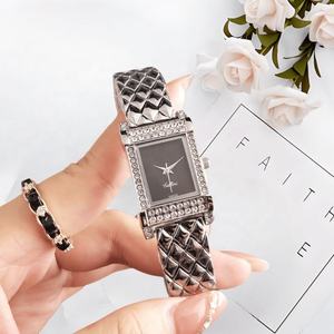 Reloj de Diseñador de Marca con Logotipo Personalizado, Reloj Cuadrado de Lujo para Mujer con Incrustaciones de Diamantes, Correa Acolchada Dorada, Esfera Verde, Relojes de Moda - Product Image 4