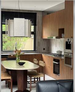 Cocina Moderna de Nogal: Lámpara Colgante Texturizada, Electrodomésticos Integrados, Maximizando Tanto la Elegancia como la Practicidad - Product Image 1