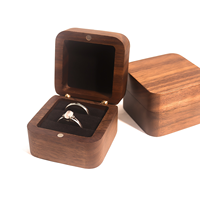 Boîte à bague de fiançailles moderne en noyer noir d'Amérique du Nord massif de 55 mm, écologique, double compartiment, doublure en velours, pour mariage