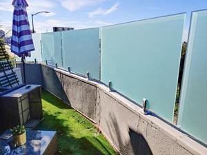 Barandilla de vidrio esmerilado ST con espigas de acero inoxidable: enfocada en la privacidad para balcones, terrazas y patios - Product Image 4