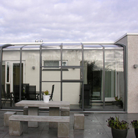 Véranda rétractable moderne attachée à la maison, avec porte coulissante automatique pour jardin et villa
