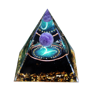 Piramide di Cristallo Stile Ametista con Dodici Segni Zodiacali, Ornamento da Scrivania in Resina Epossidica Fatto a Mano, Regalo di Inaugurazione Casa - Product Image 5