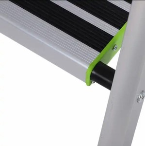 سلالم قابلة للطي من الألومنيوم والفولاذ المقاوم للصدأ بتصميم عصري وقوي للغاية من مصنع إسكادا، متوافقة مع معيار EN 131، تحمل حتى 150 كجم - Product Image 3