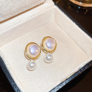 Pendientes de Oro E2394 con Perla Cultivada Blanca en Engaste de Bisel, Joyería Clásica para Mujer, Uso Diario - Product Image 5