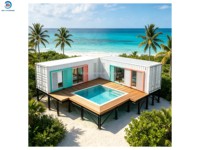 Maison conteneur moderne de luxe à 1 étage, tropicale, colorée, étanche, avec portes vitrées à persiennes blanc menthe corail, terrasse en bois, piscine et poteaux en acier