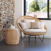 Ensemble de meubles de jardin, table basse circulaire en teck, fauteuil de repos individuel, design créatif, balcon, parc, villa