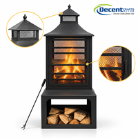 Cheminée extérieure haute en acier avec porte en treillis, rangement pour bûches, capuchon de cheminée, pique à bois et foyer extérieur en fer