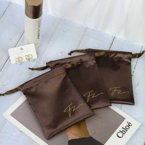 Sacs à cordon en satin de polyester écologique de luxe Softy avec logo personnalisé imprimé en sérigraphie pour le rangement des perruques et l'emballage de cadeaux - Product Image 4