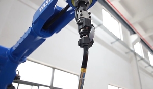 Robot de soudage Yaskawa AR1440 pour aciéries, automatisation de la soudure de poutres en H et en I avec portique à long rail au sol et plaque de cadre - Product Image 2