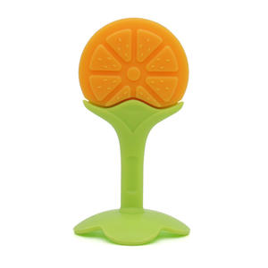 Fabricant vente en gros de gomme à mâcher en forme de fruit en silicone pour bébé Bâton de dentition stéréo bicolore pour nouveau-né de qualité alimentaire - Product Image 4