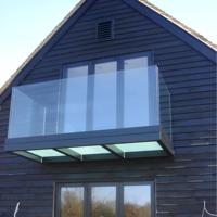 Rampe en verre en U et balustrade sans cadre en acier inoxydable Prima pour balcon et escaliers d'hôtels et d'appartements