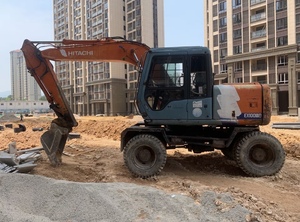 Excavatrice sur pneus Hitachi EX100 d'occasion de haute qualité, 10 tonnes, certifiée CE, avec attache rapide, brise-roche et tarière - Product Image 3