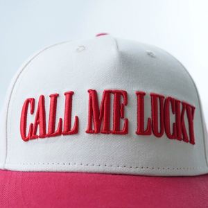 หมวกแก๊ปทรง 5 แฉก รุ่นเรโทร 2026 ปักโลโก้แบบนูน 3 มิติ "CALL ME LUCKY" สีครีมแดง แบบไม่มีโครง - Product Image 5