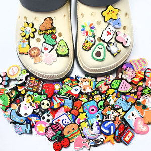 Breloques de chaussures en PVC personnalisées en gros à faible MOQ, motifs de dessins animés mignons, prix d'usine, plusieurs styles, breloques pour sabots OEM/ODM - Product Image 1