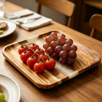 Plateau de service en bois d'olivier et résine 20x20x1,5cm, plateau carré design rivière pour aliments, charcuterie, table basse et décoration intérieure