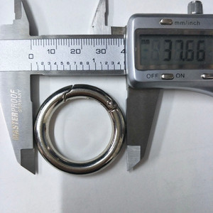 Venta al por mayor de fábrica: Anillo metálico abrible móvil de aleación de zinc, tipo resorte 33, localizador vintage antipérdida para llavero metálico con hebilla - Product Image 4