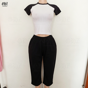 Completo due pezzi estivo da donna: Top a costine con scollo a V e <span class=keywords><strong>pantaloni</strong></span> capri a gamba larga con vita pieghevole, tuta coordinata per il tempo libero, streetwear all'ingrosso - Product Image 3