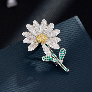 Daisy Brooch Micro Inlaid Zircon Flower Shape Women's Corsage Gift Zinc Alloy XC07526 - Product Image 1