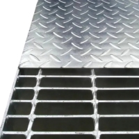 Grilles en acier composite, plateformes en maille métallique galvanisée, passerelles en acier et marches d'escalier.