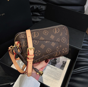Ultima Borsa a Tracolla di Lusso Firmata per Donne, Moderna Borsa a Spalla Singola per Signore - Product Image 1