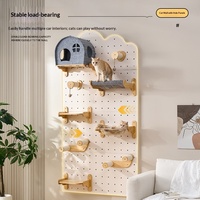 Structure murale d'escalade pour chat en bois massif avec panneau perforé, nid intégré et plateforme de saut pour toutes les saisons
